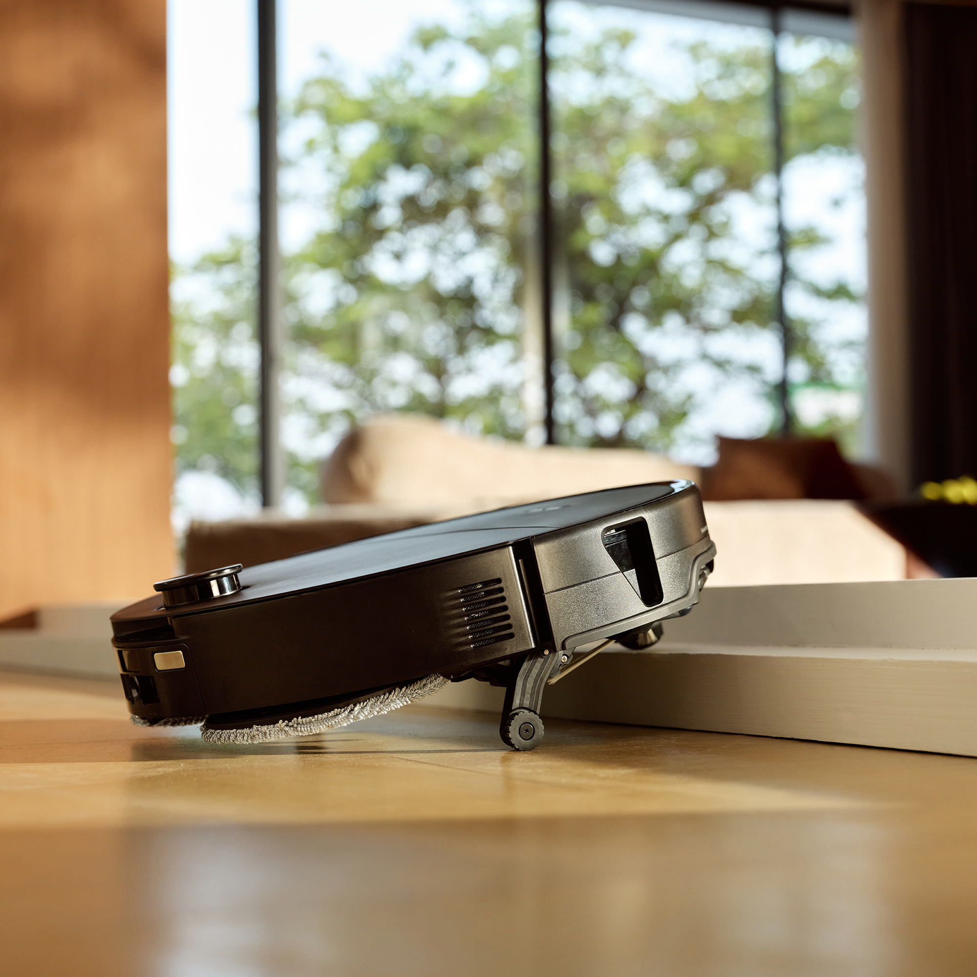 Robot vacuum cleaner raising itself onto higher surface
