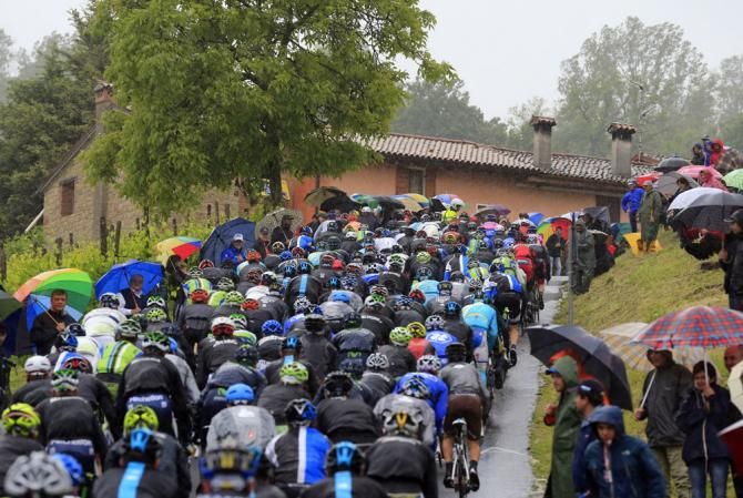 Theh peloton makes its way from Longarone to Treviso in a wet day at the Giro