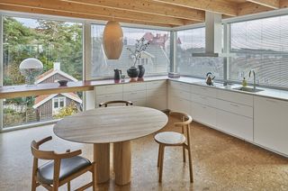Kitchen with table, chairs and big windows in Villa Ellsinger