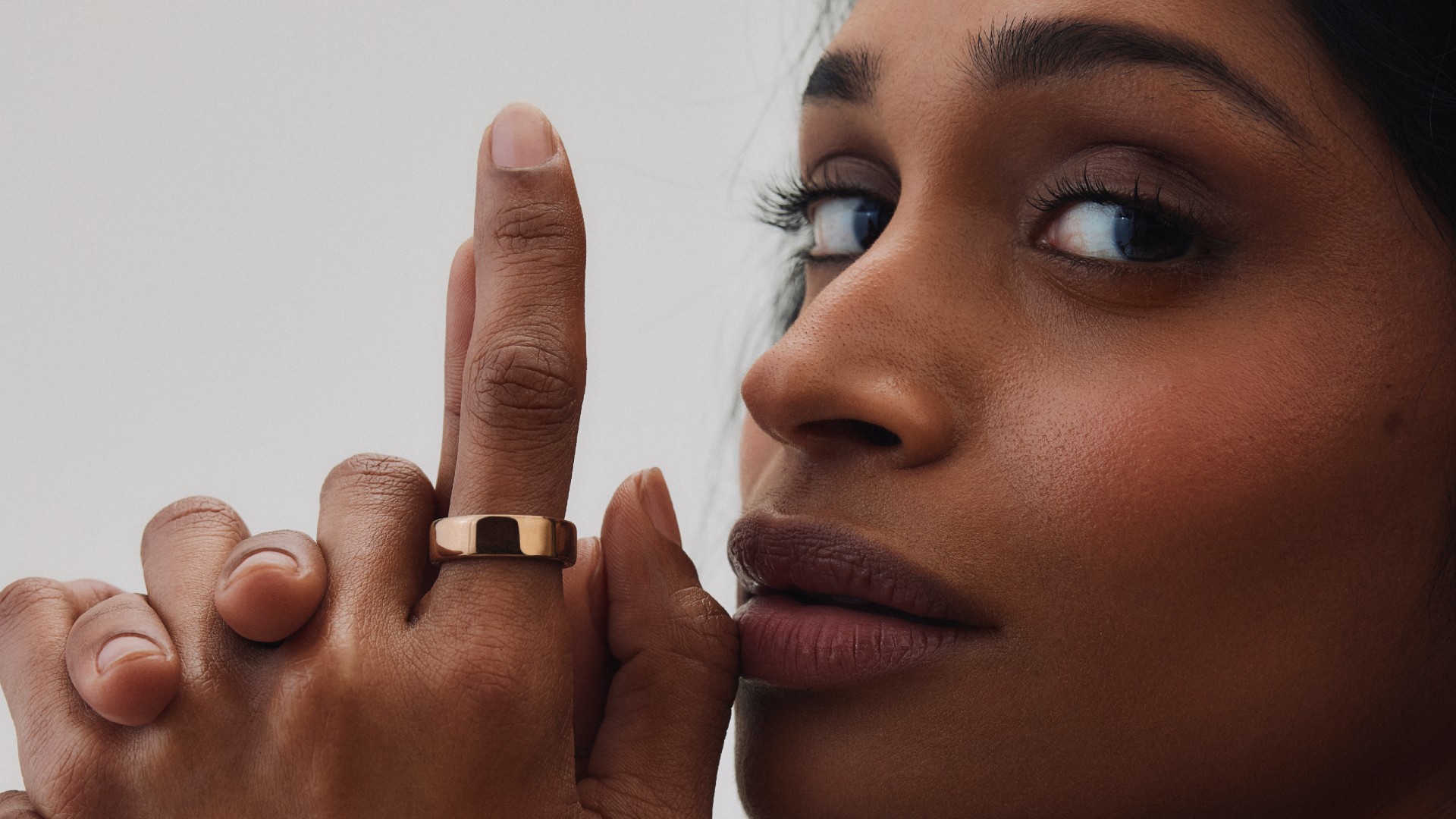 Oura Ring Deep Rose on model's finger