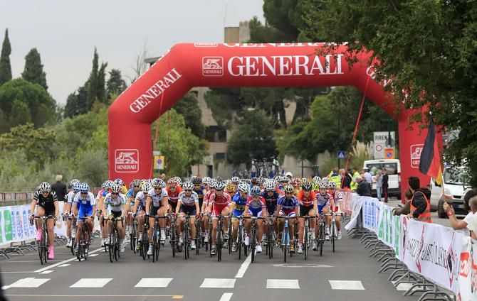 The start of the junior women's race