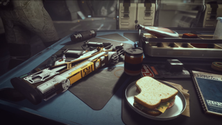 Starfield Gun liegt auf einem Tisch neben einem Sandwich