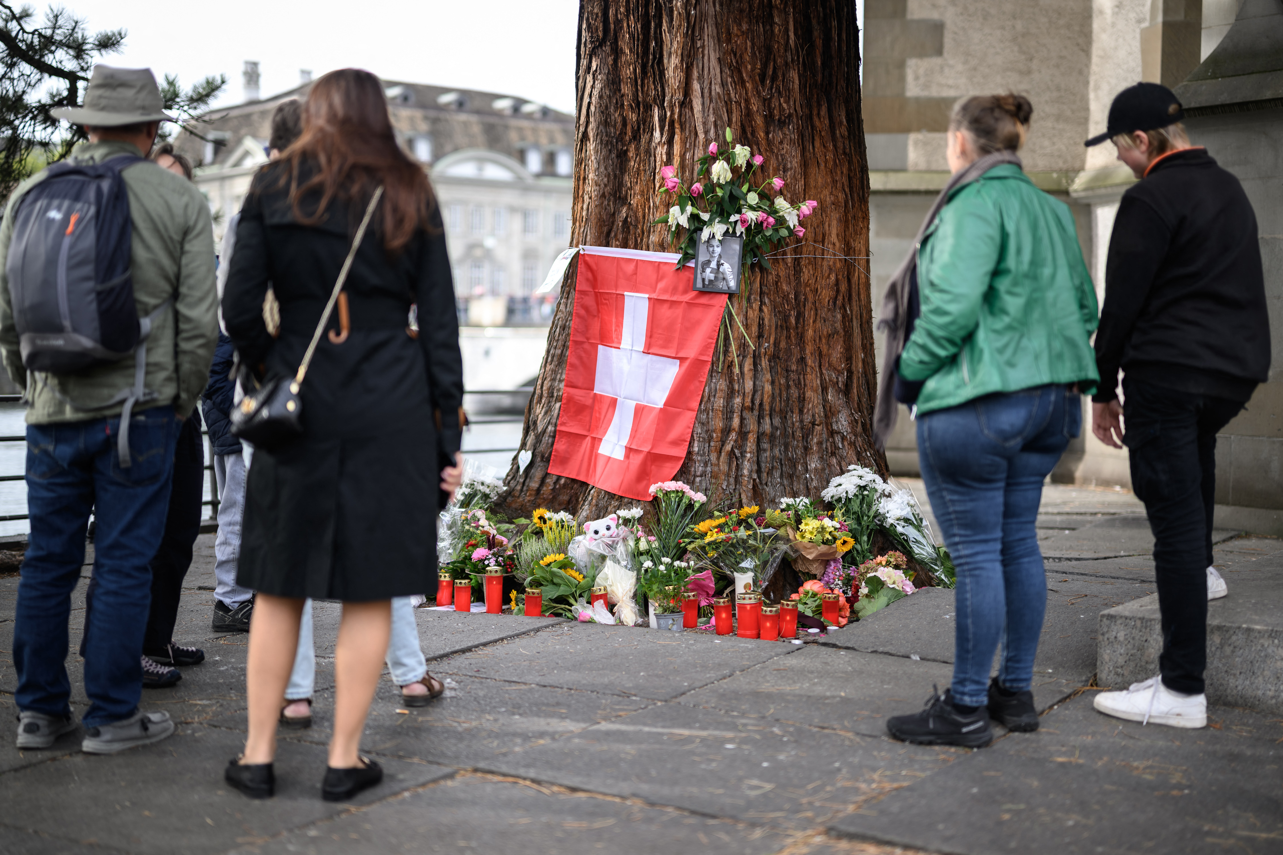 Bystanders pay tribute to late Swiss teenage cyclist Muriel Furrer in Zurich, on September 29, 2024, on the sidelines of the men's Elite Road Race cycling event during the UCI 2024 Road World Championships. Swiss teenage cyclist Muriel Furrer died on September 27, 2024 a day after suffering a serious head injury in a crash at the world championships. (Photo by Fabrice COFFRINI / AFP)