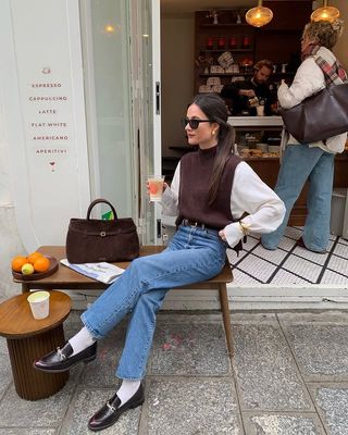 @leasy_inparis wears a brown knit and shoes with blue jeans