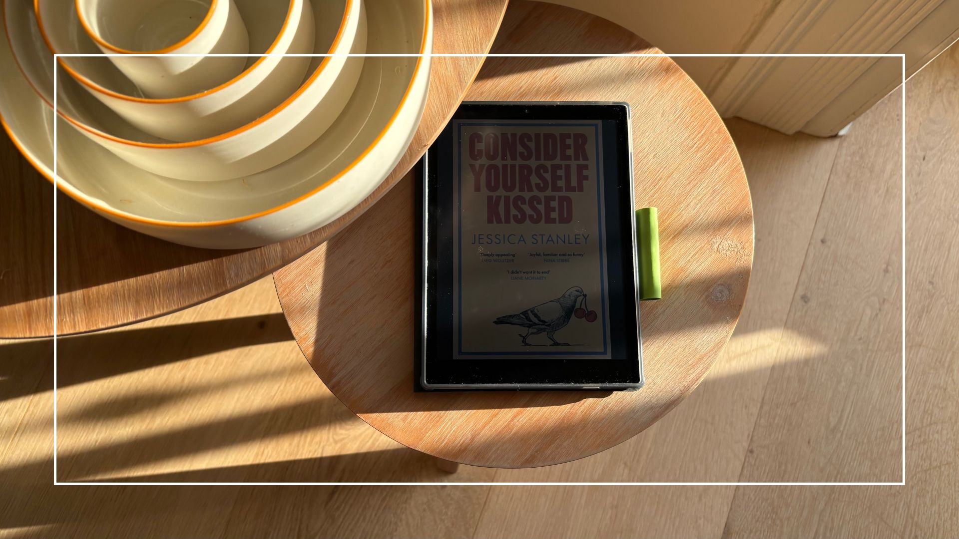 Testing the Hannspree Lumo 7.8 Reader Tablet, showing it in the sunlight on a wooden table