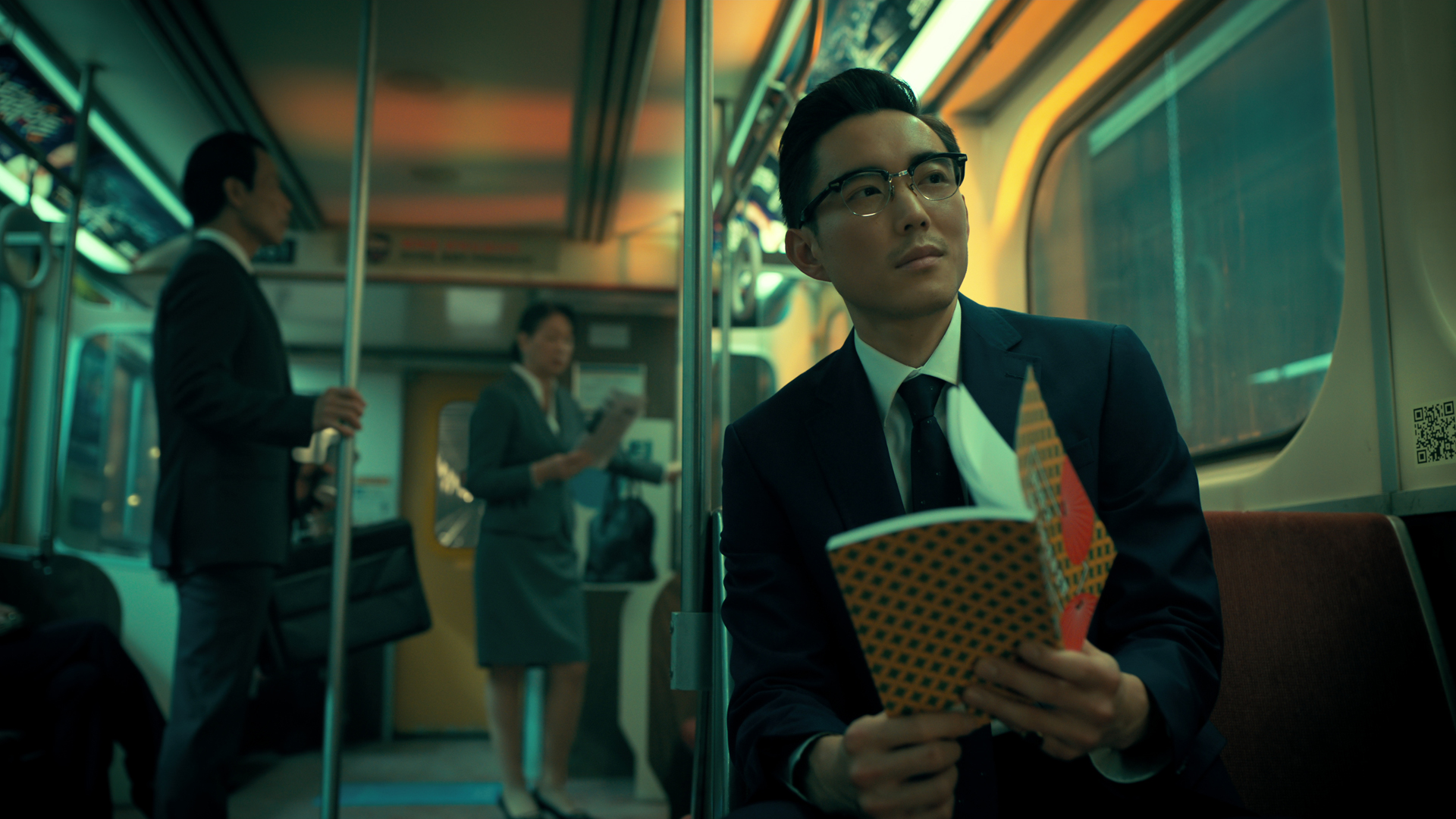 بن هارگریوز در قطار مترو در فصل سوم The Umbrella Academy شعر می خواند
