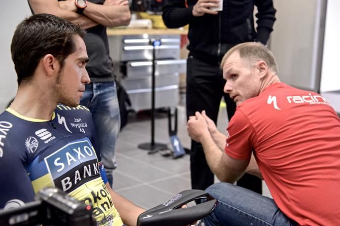 Contador and a Specialized member of staff talk about his position on the time trial bars