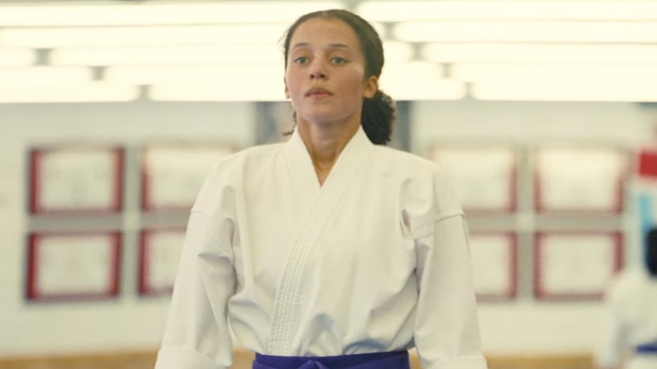 Willa Ferguson (Chase Infiniti) practices martial arts in One Battle After Another.