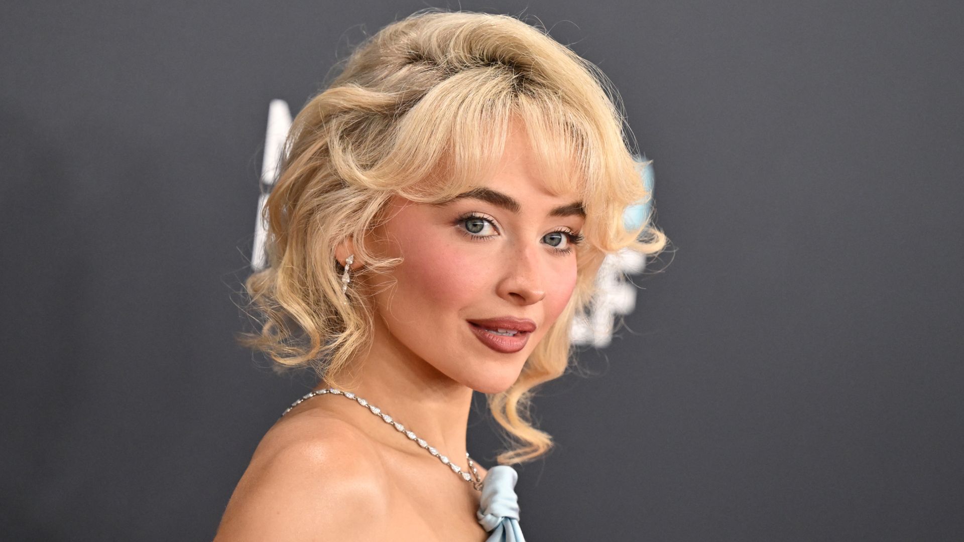 プラクルアン サリカマハラープシープン 蜜蝋 超レア品 入試困難 美しさと魅力 Sabrina Carpenter's New Prada Mascara Campaign Is So 'Severance