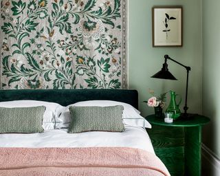 roost episode 4 - green and pink in bedroom - GreenPink_POLLY-WREFORD