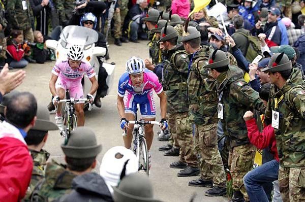 Damiano Cunego (Lampre-Fondital) drives with Danilo Di Luca (Liquigas) on his wheel.