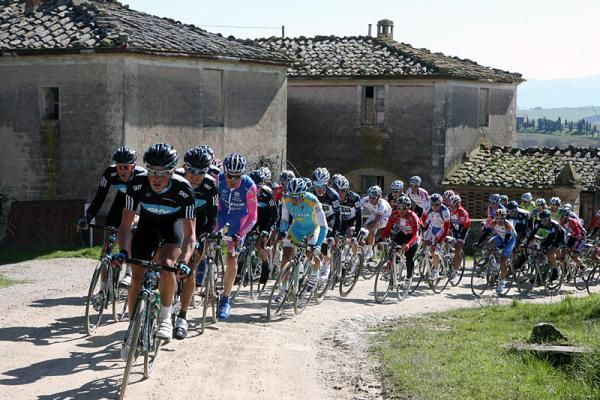 Team Sky leads the peloton along the white gravel roads of Tuscany.