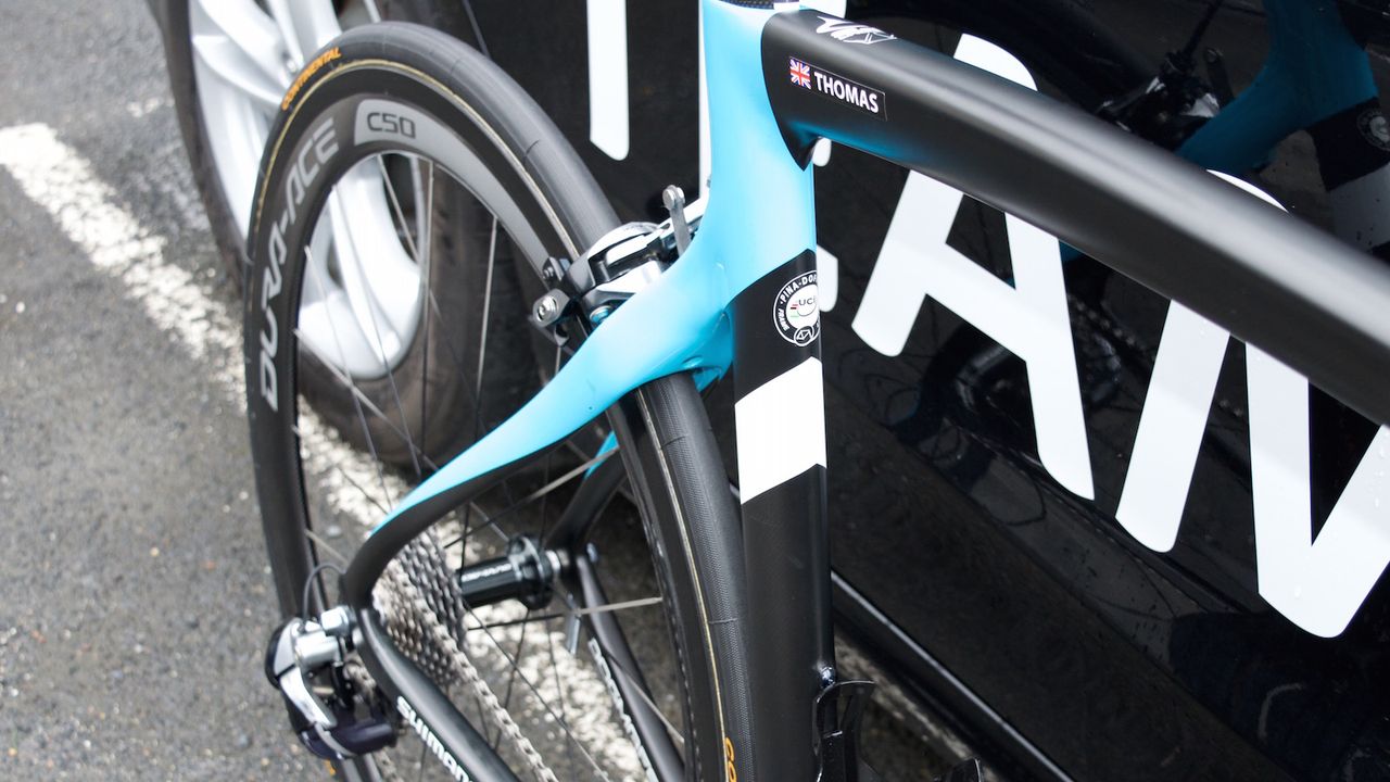 Sharp lines on the 2016 Team Sky paint scheme