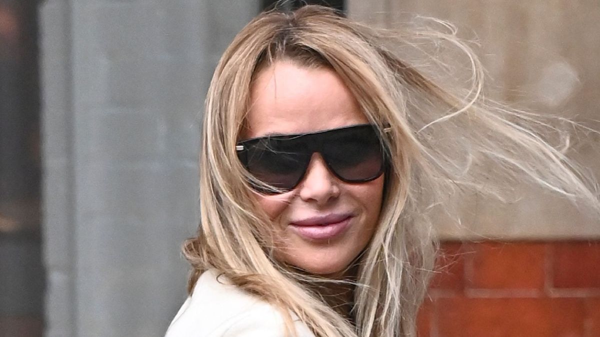 Amanda Holden est une vision dans une robe pull blanche confortable et de magnifiques bottes assorties