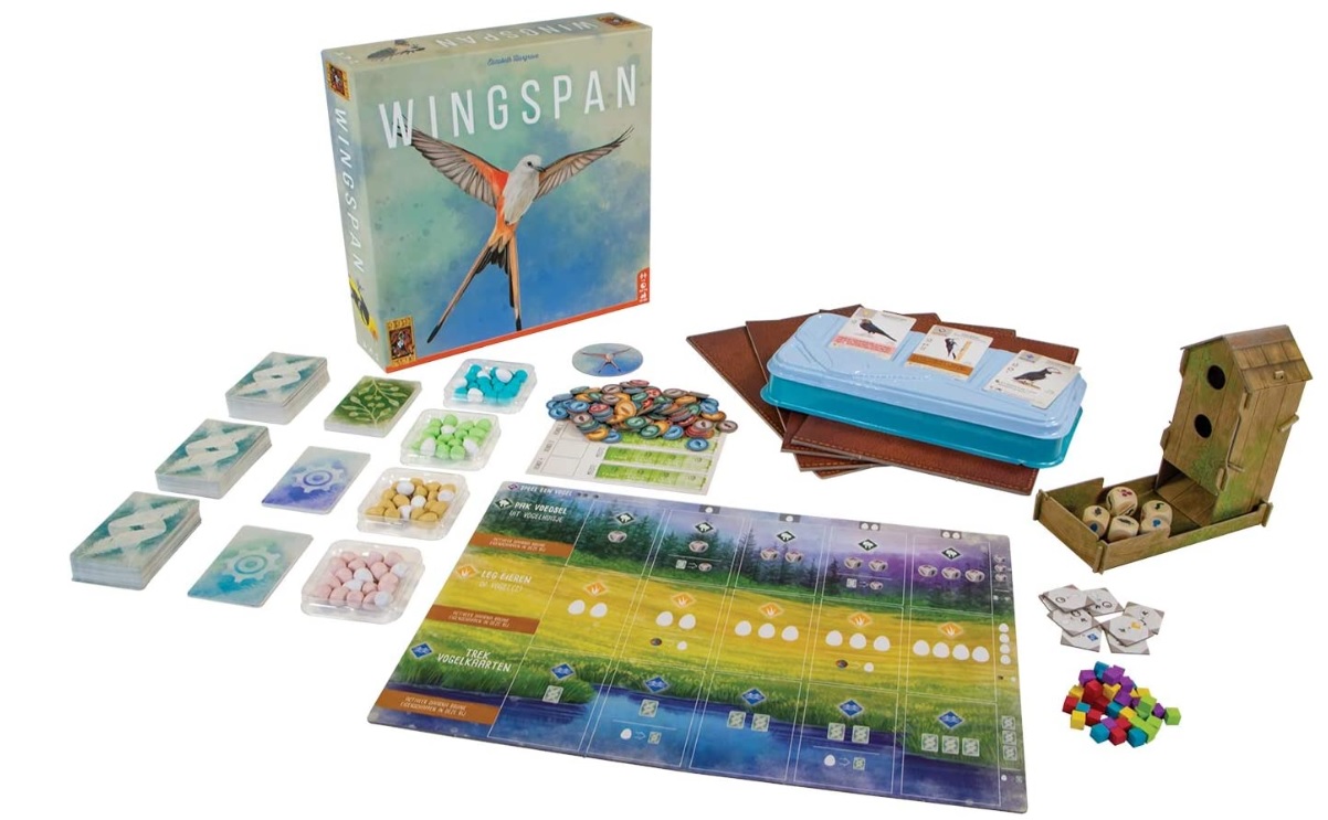Sällskapsspelet Wingspan ligger utplacerad på en vit yta.