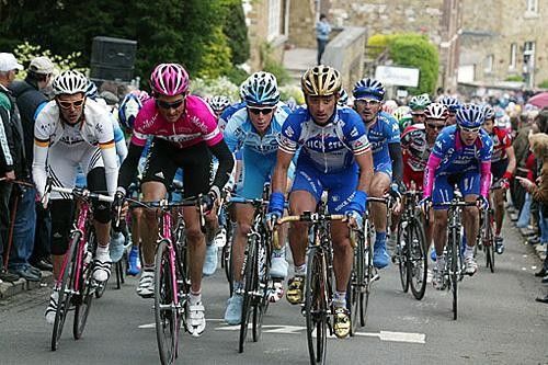 Kloden, Sevilla, Wegmann and Bettini lead the bunch on the first lap up the Mur