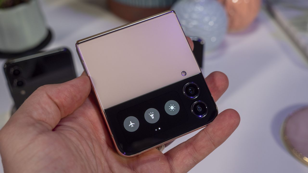 Cover screen widgets on the Samsung Galaxy Z Flip 4