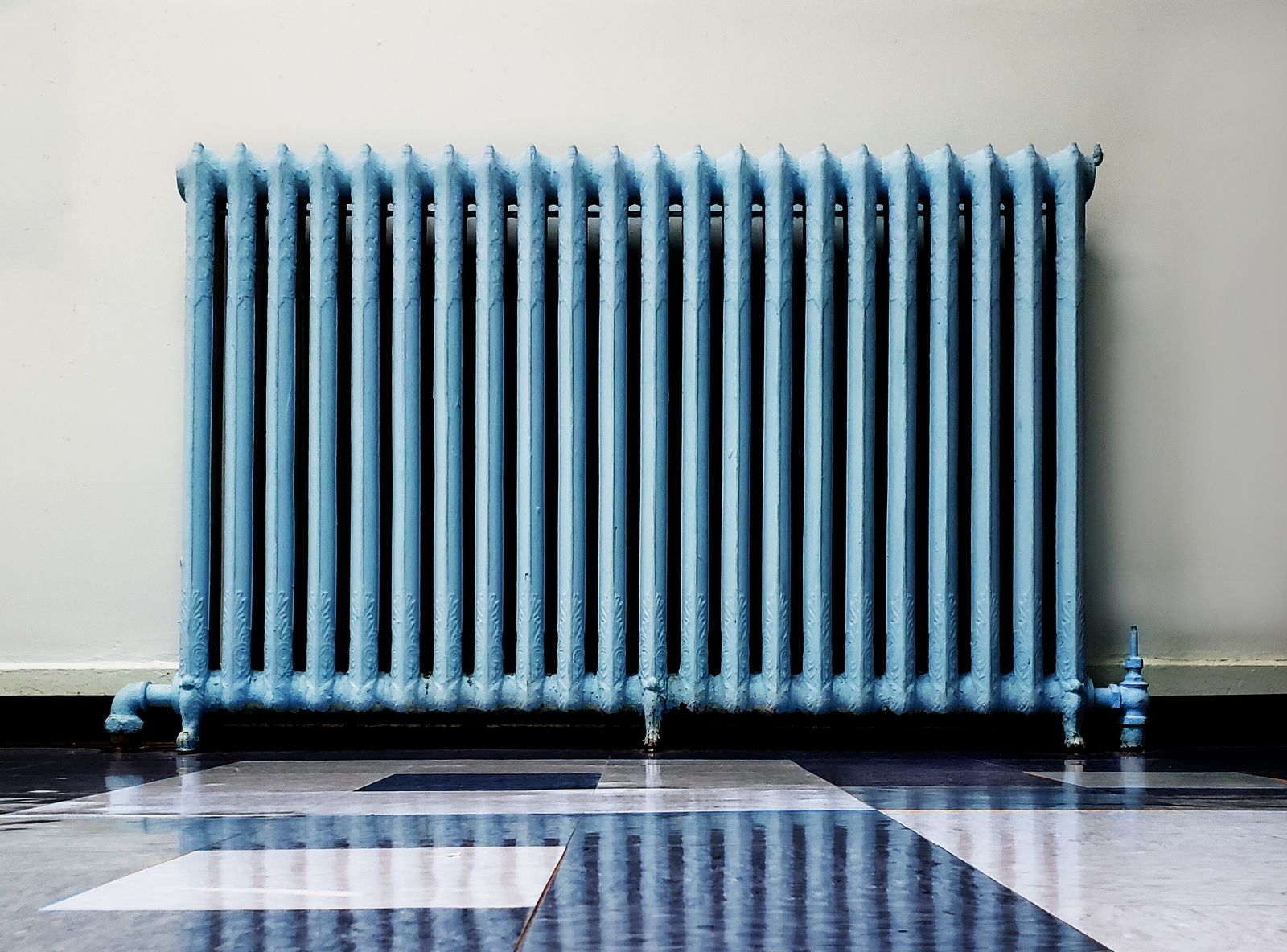 How to paint behind a radiator