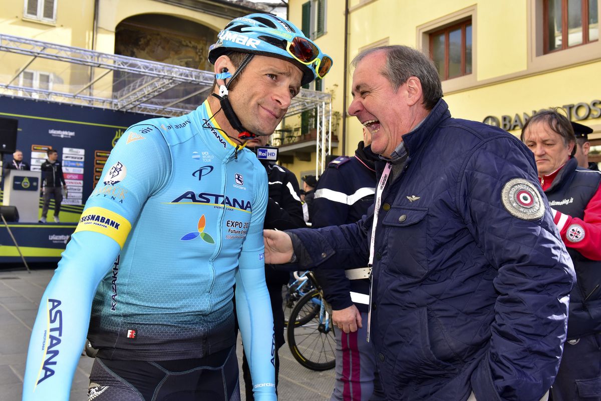 Michele Scarponi shares a joke with Mauro Vegni