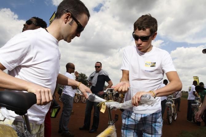 Sergio Pardilla and Louis Mentjes help to organize