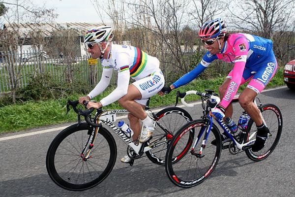 Ballan holds on to Bettini's bike and the World Champ pretends as he hadn't noticed.