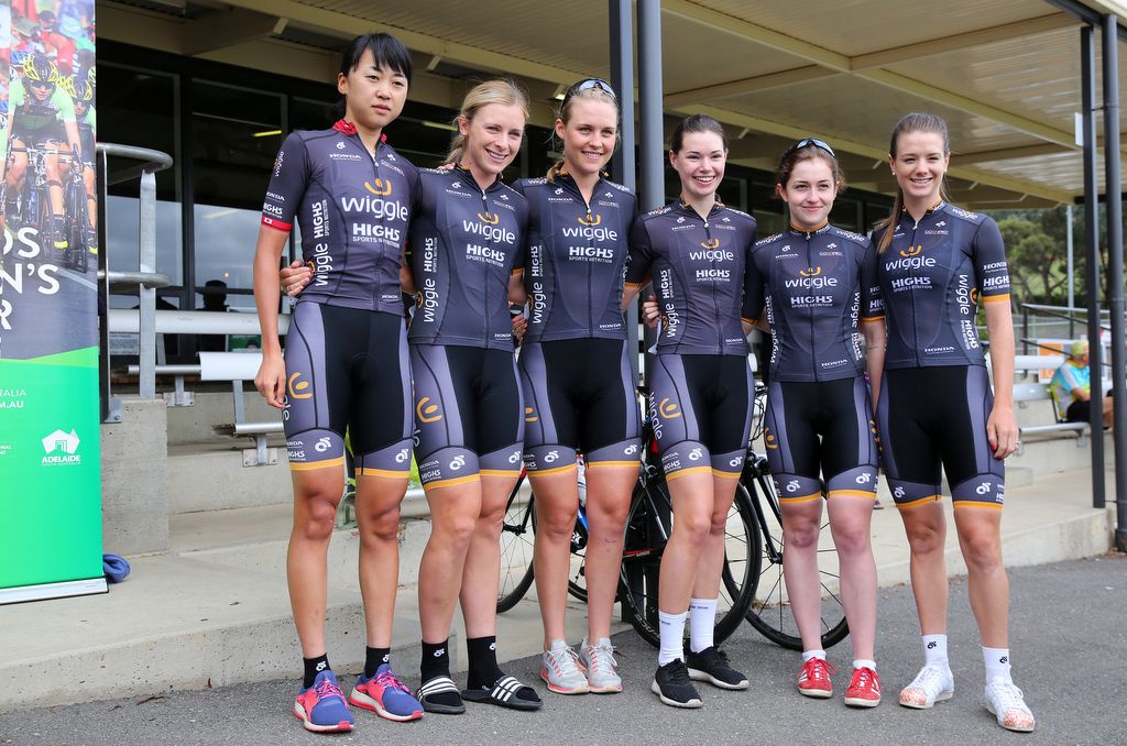 The Wiggle-High5 team pose for a pre-race photo