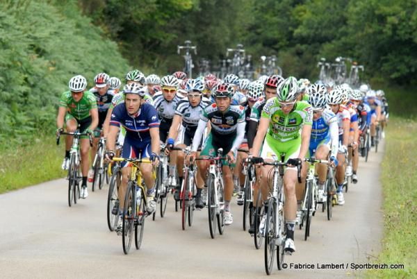 THe peloton fans out across the road early in the race.