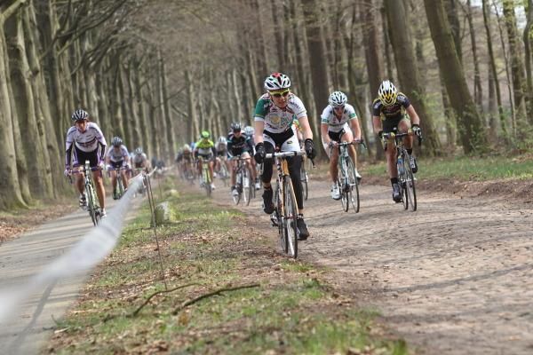 Some riders went on the other side of the route tape and gained refuge on the fietspad - the cycle path