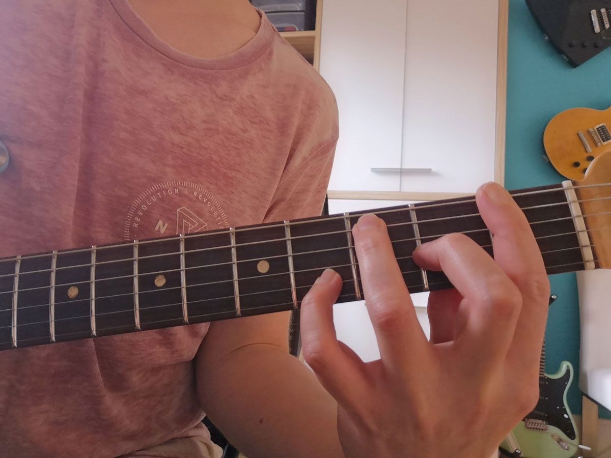 How to play the F chord on guitar