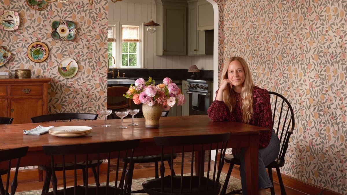 If You Want to Design a Bathroom That Doesn’t Look Like a Bathroom, Take Notes From Heidi Caillier – Her Recent Space Is Cozy, Inviting, and Perfectly Layered