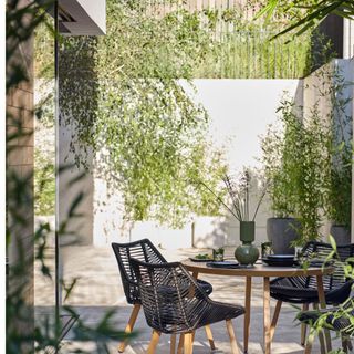 courtyard area with plants and round table
