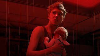 Death Stranding 2 Artwork: Fragile und ein Baby in einem roten Farbton