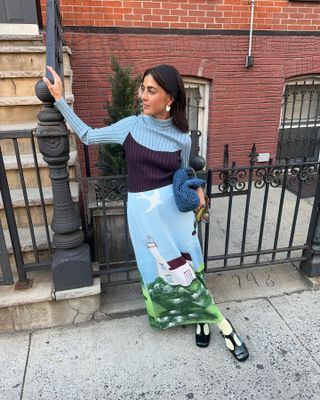 Mode-Influencerin Vicky Montanari trägt ein trendiges Herbstoutfit mit T-Steg-Schuhen.