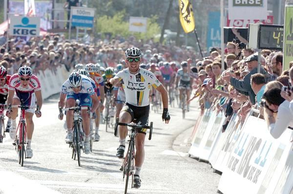 Mark Cavendish (HTC-Highroad) gets ready to celebrate at Scheldeprijs