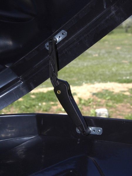 Cleverly designed hinges are spring-loaded and allow the lid to open from either side.