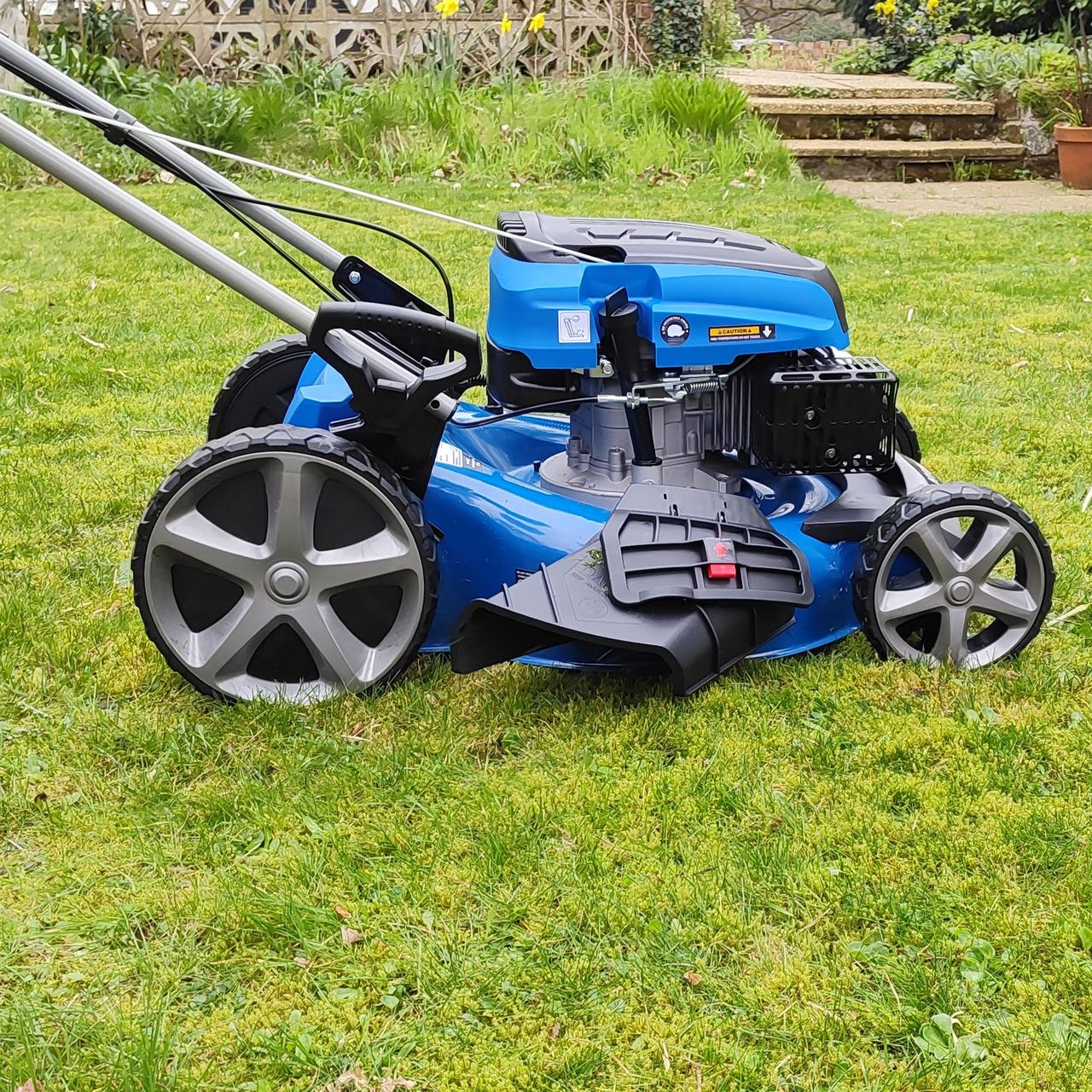 Hyundai HYM510SP Petrol Lawn Mower in action