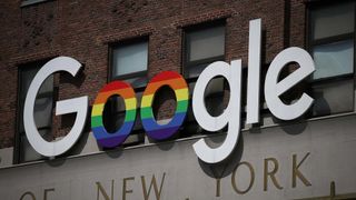 Googles logotyp pryder utsidan av kontorsbyggnaden i NYC.