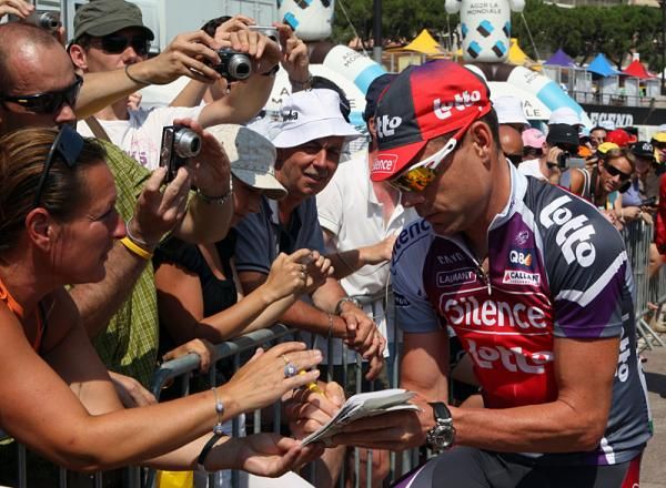Cadel Evans (Silence-Lotto) signs some autographs before stage two.