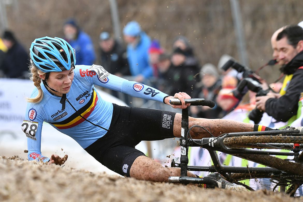 Laura Verdonschot hitting the deck on a tricky cyclo-cross World Championships course