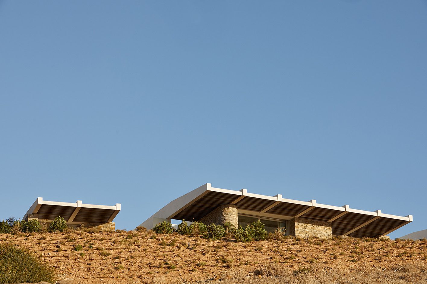 Το εξωτερικό του σπιτιού της κορυφογραμμής από κάτω δείχνει τη στέγη