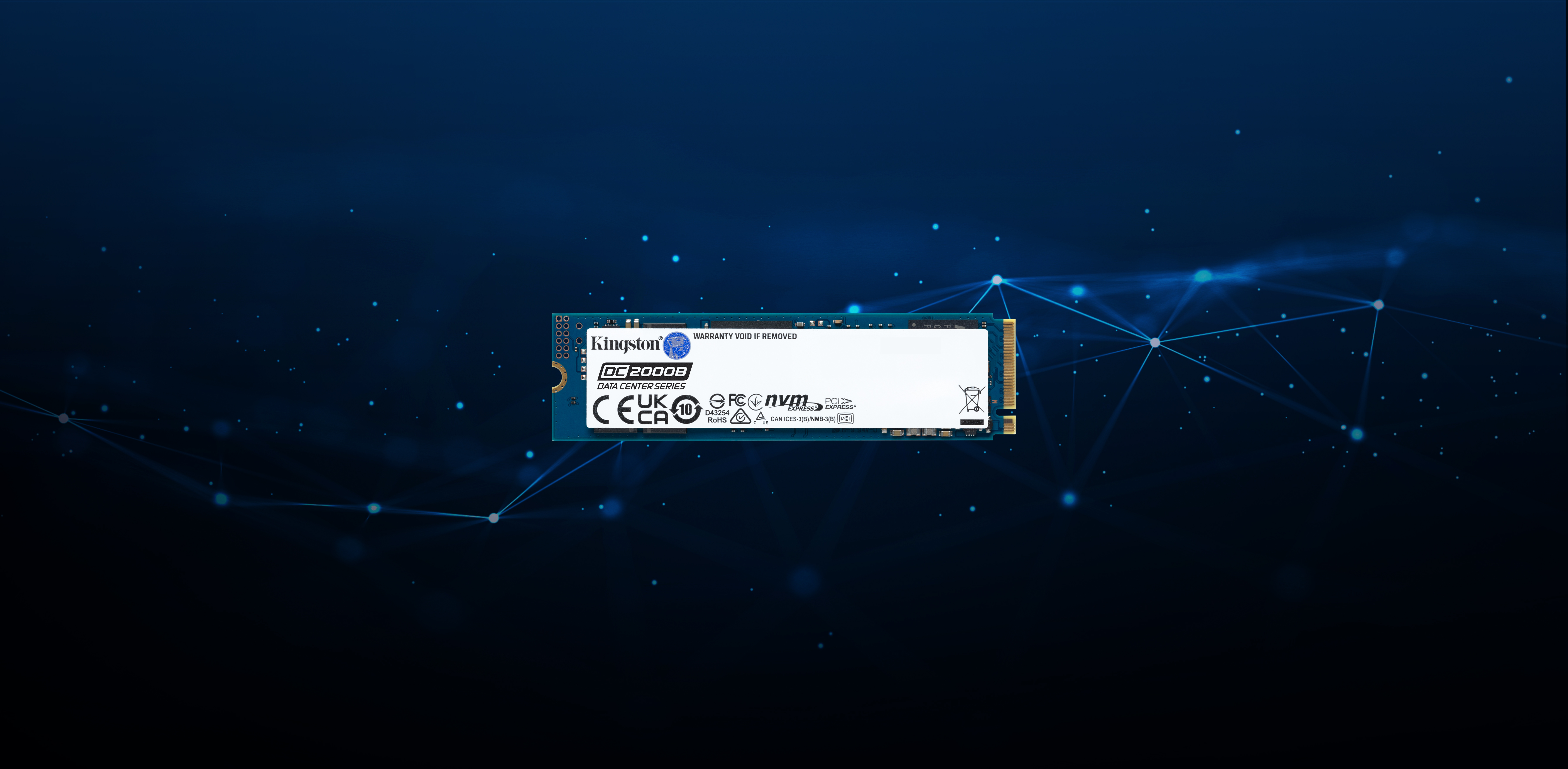 کینگستون DC2000B SSD در پس زمینه ایزومتریک آبی.