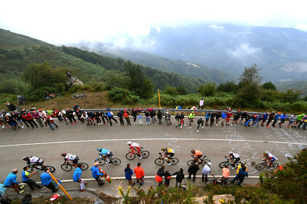 ALTU DEL GAMONITEIRU SPAIN SEPTEMBER 02 A general view of the peloton beginning to climb the Altu de la Cobertoria 1173m during the 76th Tour of Spain 2021 Stage 18 a 1626km stage from Salas to Altu dEl Gamoniteiru 1770m lavuelta LaVuelta21 on September 02 2021 in Altu dEl Gamoniteiru Spain Photo by Stuart FranklinGetty Images