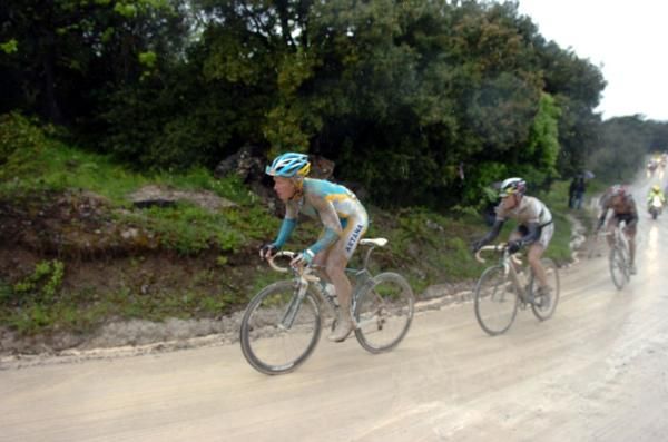 Evans hangs tough on Vinokourov's rear wheel