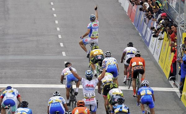 A bird's eye view of Marcel Kittel (Skil - Shimano) winning stage three.