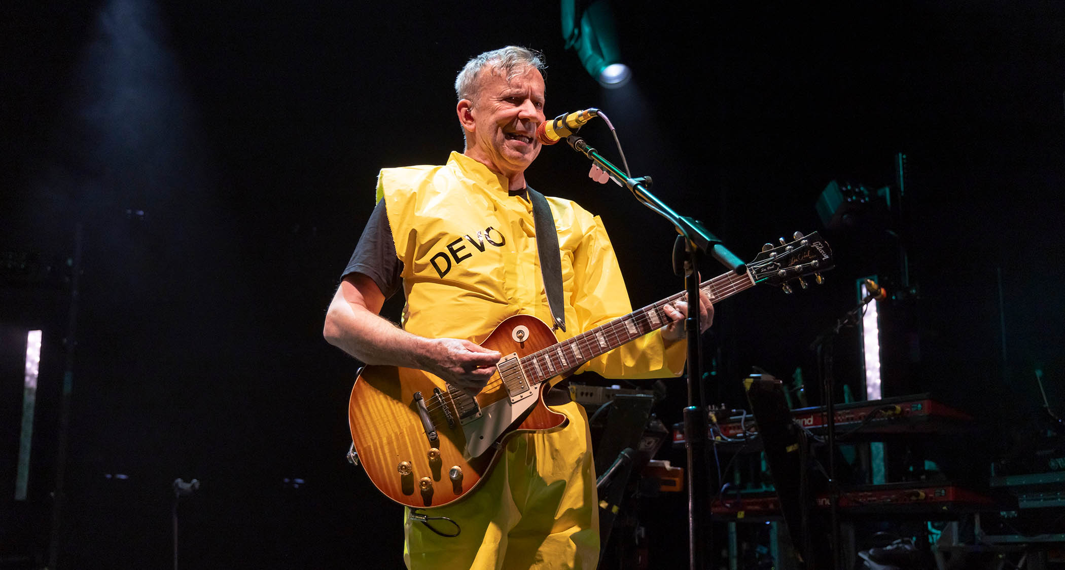 Bob Mothersbaugh of Devo plays a Les Paul onstage