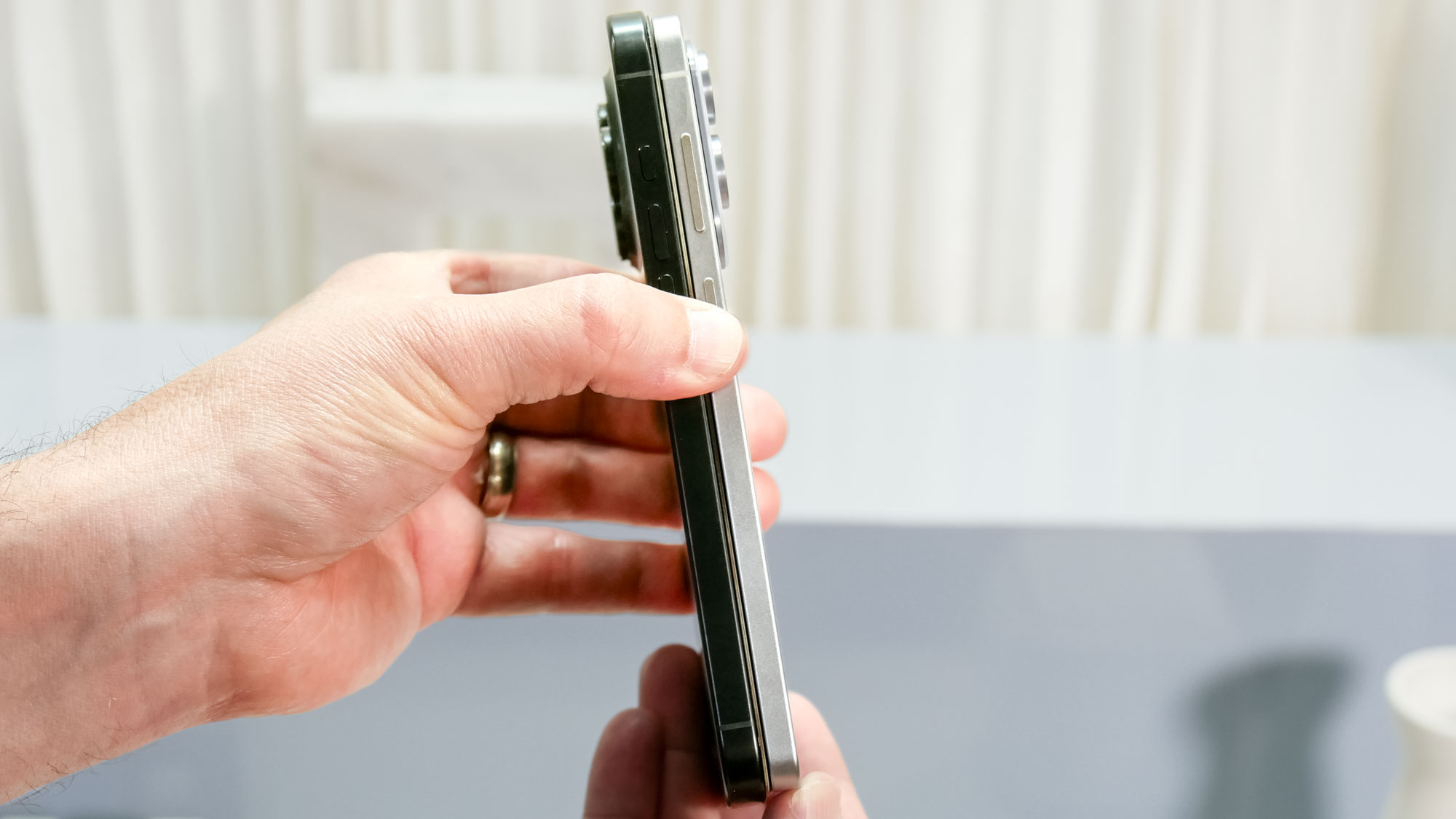 Galaxy S25 Edge vs iPhone 16 Pro Max.