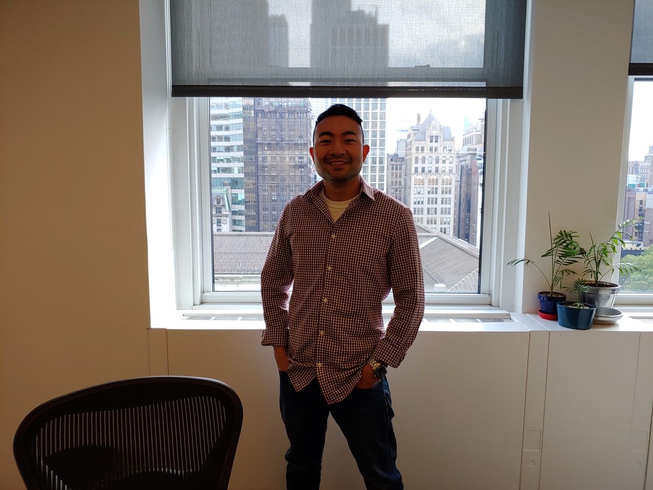 You can get a nearly full body shot of someone using the LG V40 super-wide angle camera and crop later &ndash; though the quality isn't as good as the normal camera.