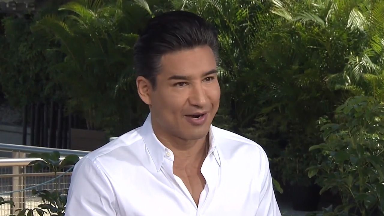 Ik dacht dat Access Hollywood was geannuleerd, dus waarom filmt Mario Lopez deze week in Universal Orlando?