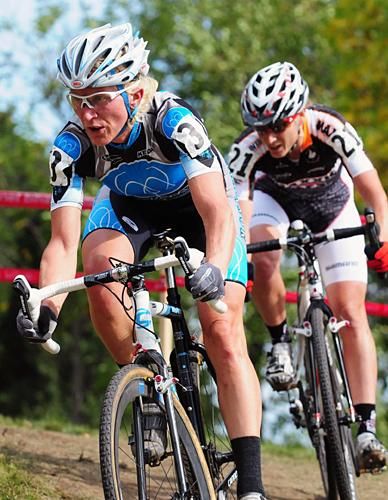 Sue Butler (MonaVie-Cannondale) leading Alison Sydor (Team Maxxis-Rocky Mountain).