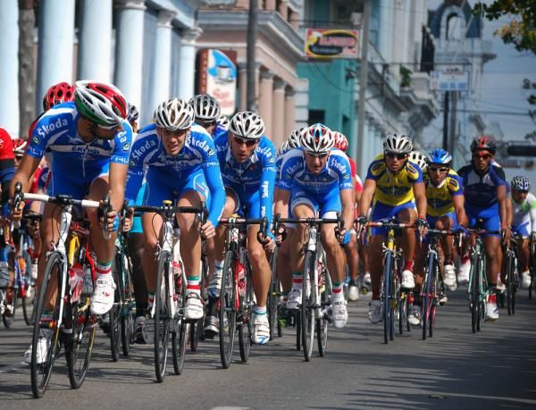 The Italian national team tries to set up their sprinter for the finale.